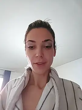 JoLeNe27 online show from December 19, 2025, 6:20 am