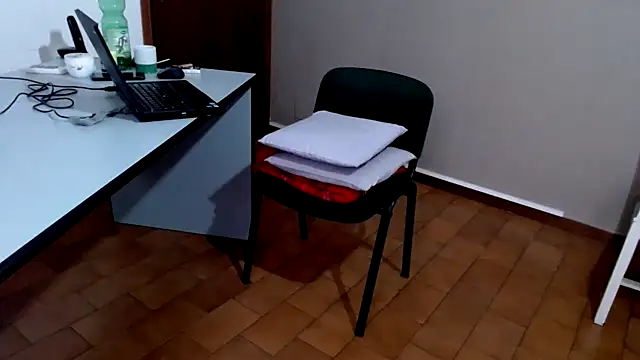 Miss-Mikaele online show from December 5, 2025, 7:28 am