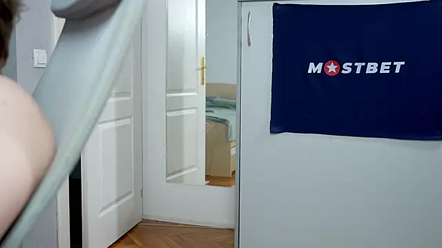 foxeslovefoxes online show from January 6, 2025, 4:23 pm