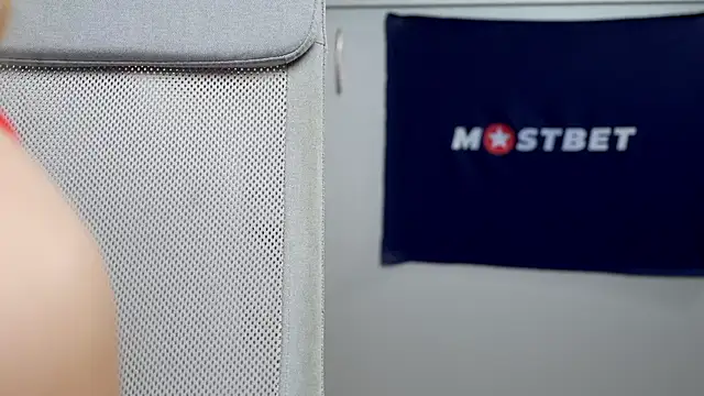 foxeslovefoxes online show from January 12, 2025, 2:52 pm