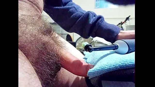 hairyuncut00 online show from April 20, 2026, 7:04 pm