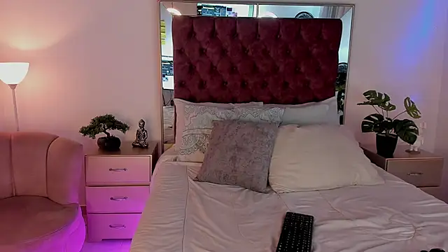 pamela reyes  online show from February 24, 2025, 9:41 pm