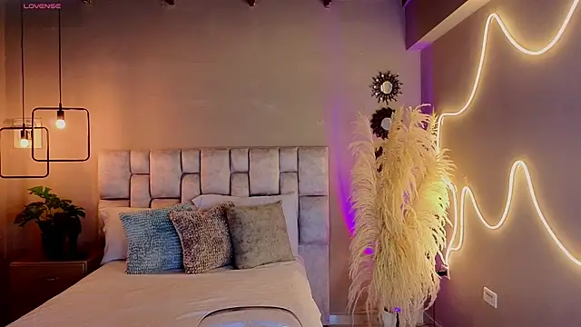 pamela reyes  online show from September 23, 2025, 7:06 pm