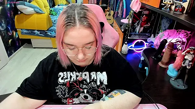 Softie Sofy online show from October 19, 2025, 2:01 am