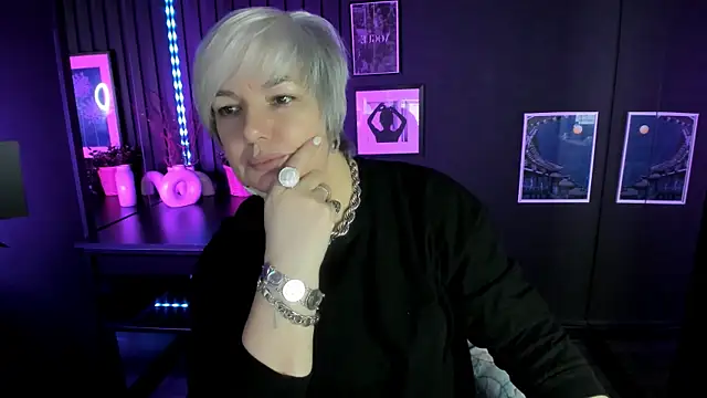 CarmenSoft online show from November 18, 2025, 8:35 pm