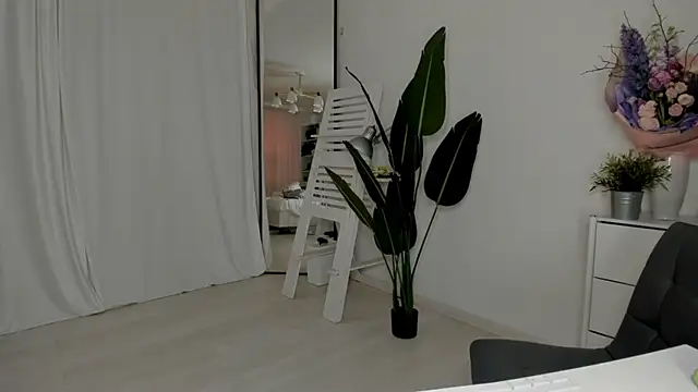 xx leila online show from March 14, 2025, 7:26 am