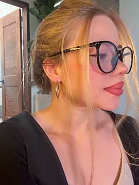 curchez  online show from March 31, 2026, 8:09 pm