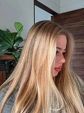 curchez  online show from April 8, 2026, 8:20 pm