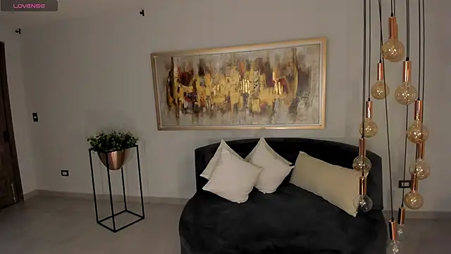 AbellaCroft online show from November 17, 2025, 1:06 pm