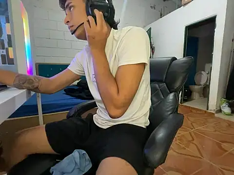 Max TheHorseDick online show from April 17, 2026, 4:10 pm