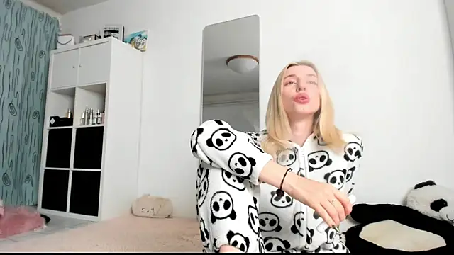 KenzieDawton online show from February 19, 2025, 5:49 am