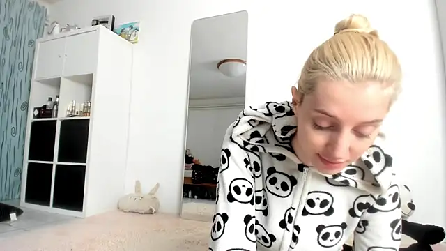 KenzieDawton online show from October 13, 2025, 6:24 am