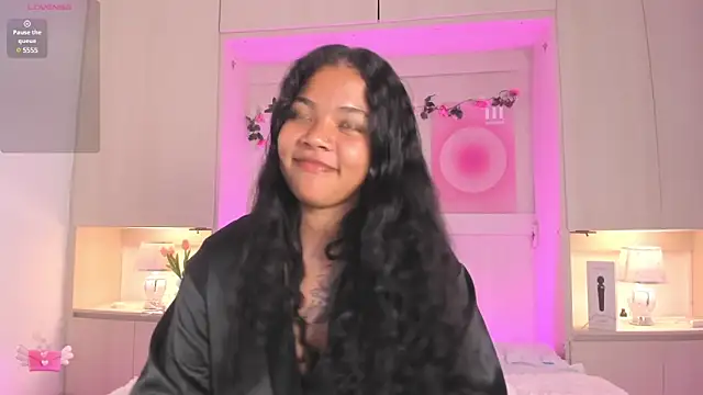 SophiaaStone online show from February 4, 2025, 6:06 pm