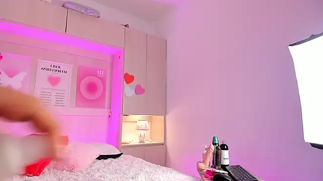 SophiaaStone online show from February 21, 2025, 11:55 am