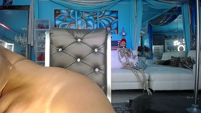 ADRIANNA FOX online show from October 9, 2025, 9:40 am