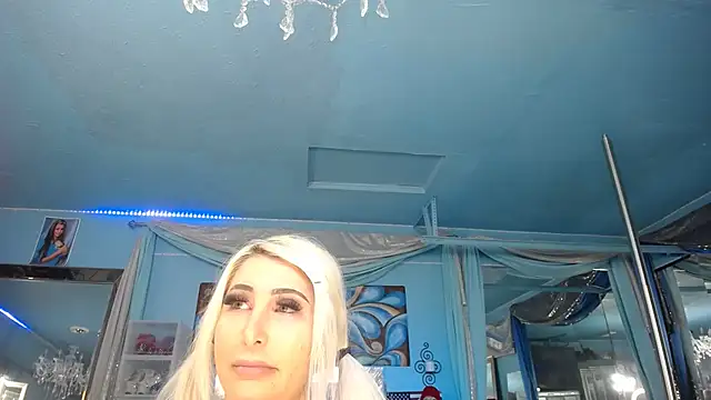 ADRIANNA FOX online show from December 4, 2025, 6:05 pm