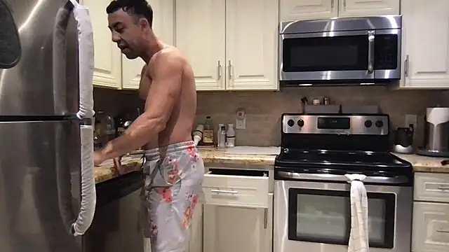 Snapshot of BigGuyMuscle chatting on April 23, 2026, 5:48 pm BigGuyMuscle online show from April 23, 2026, 5:48 pm