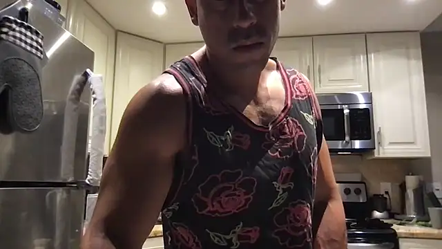 Snapshot of BigGuyMuscle chatting on April 29, 2026, 11:22 pm BigGuyMuscle online show from April 29, 2026, 11:22 pm