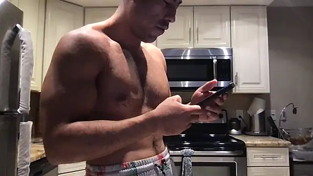 Snapshot of BigGuyMuscle chatting on May 26, 2026, 5:20 pm BigGuyMuscle online show from May 26, 2026, 5:20 pm