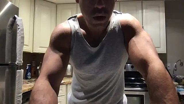 Snapshot of BigGuyMuscle chatting on June 7, 2026, 10:57 pm BigGuyMuscle online show from June 7, 2026, 10:57 pm