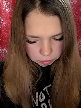 Snapshot of Zuli_Kiska chatting on February 18, 2026, 10:06 pm Zuli Kiska online show from February 18, 2026, 10:06 pm