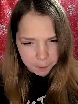 Snapshot of Zuli_Kiska chatting on March 4, 2026, 7:31 pm Zuli Kiska online show from March 4, 2026, 7:31 pm