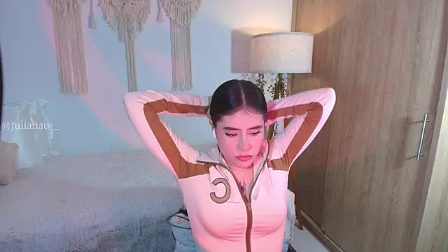 iriswest  online show from November 14, 2025, 12:31 am