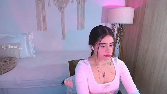 iriswest  online show from November 17, 2025, 11:32 pm