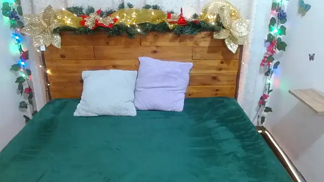 NikkieMilky online show from December 18, 2025, 11:44 pm