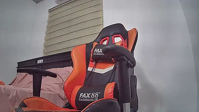 EvaTiffany online show from November 28, 2025, 4:04 am