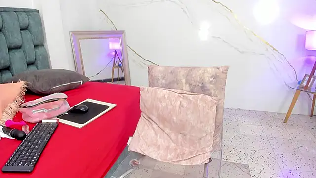 IsiisLovei online show from November 15, 2025, 2:13 pm