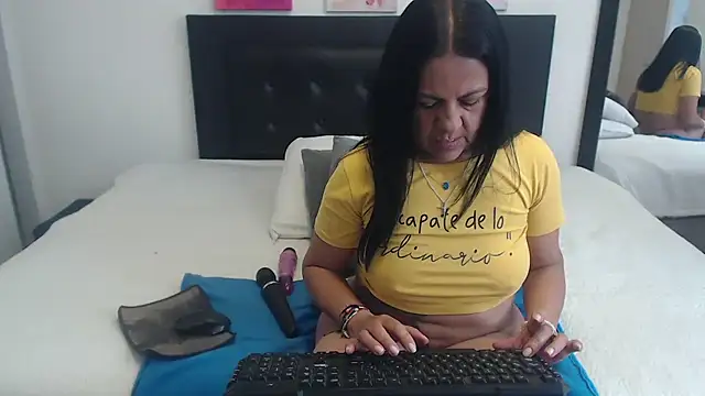 katiehotx online show from October 24, 2025, 2:24 pm