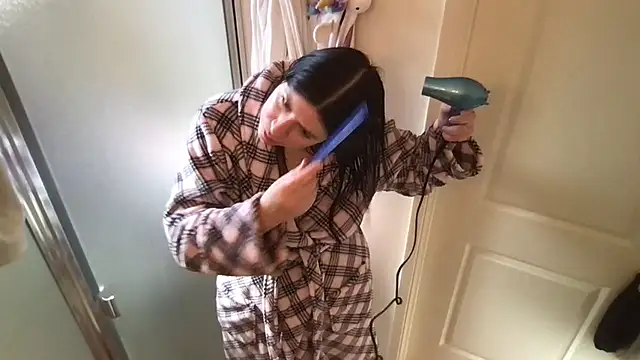 Snapshot of HYPHYtype chatting on November 2, 2025, 7:27 pm HYPHYtype online show from November 2, 2025, 7:27 pm