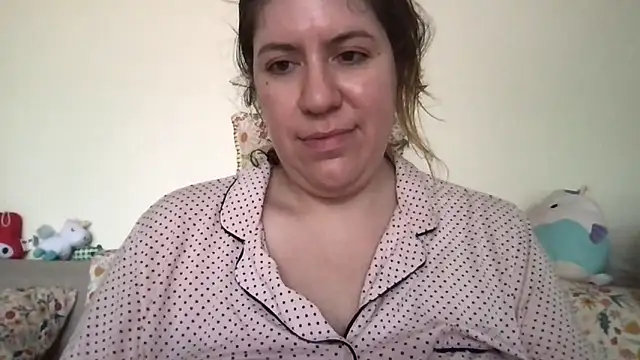 Snapshot of HYPHYtype chatting on November 6, 2025, 7:48 pm HYPHYtype online show from November 6, 2025, 7:48 pm