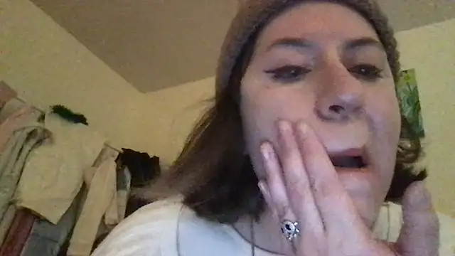 Snapshot of HYPHYtype chatting on December 3, 2025, 2:19 am HYPHYtype online show from December 3, 2025, 2:19 am