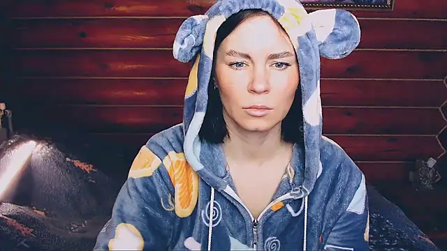 Snapshot of Platina_Fox chatting on February 6, 2025, 5:25 am Platina Fox online show from February 6, 2025, 5:25 am