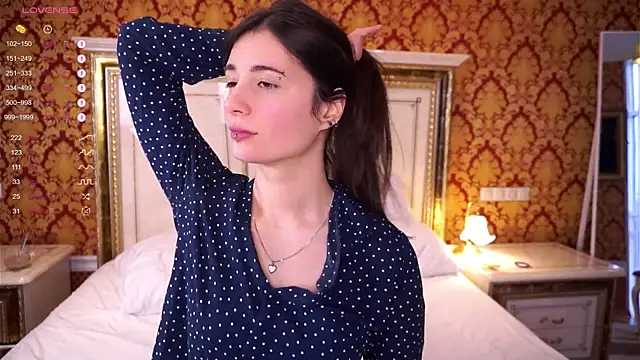 Holla Molly online show from February 13, 2025, 12:32 pm