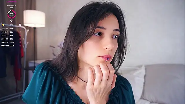 Holla Molly online show from March 9, 2025, 12:09 pm