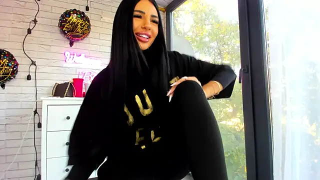 Snapshot of Britney_Charm_ chatting on October 17, 2025, 6:05 am Britney Charm  online show from October 17, 2025, 6:05 am