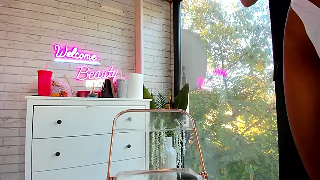 Snapshot of Britney_Charm_ chatting on October 20, 2025, 6:14 am Britney Charm  online show from October 20, 2025, 6:14 am