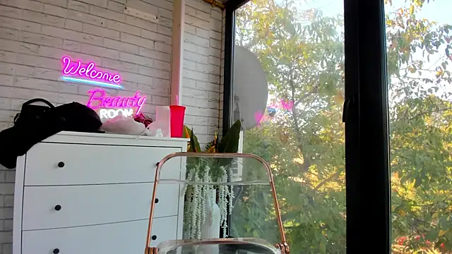 Snapshot of Britney_Charm_ chatting on October 22, 2025, 6:46 am Britney Charm  online show from October 22, 2025, 6:46 am