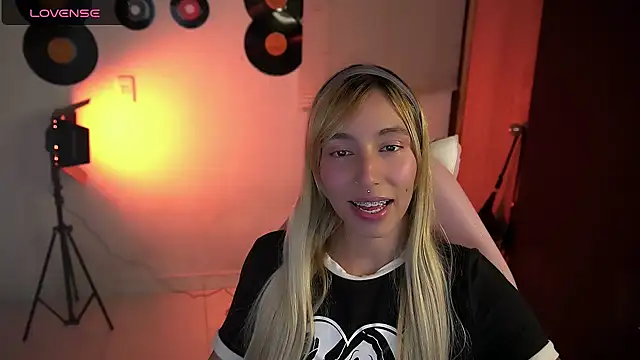 Saucy Jenn online show from April 19, 2026, 4:12 am