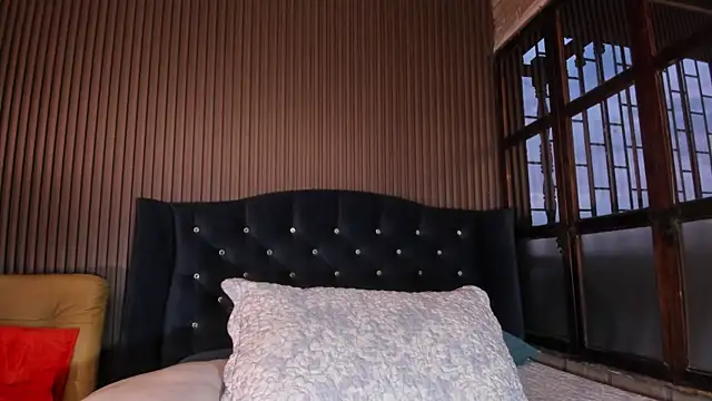 JuliaDawson  online show from February 14, 2026, 11:23 pm