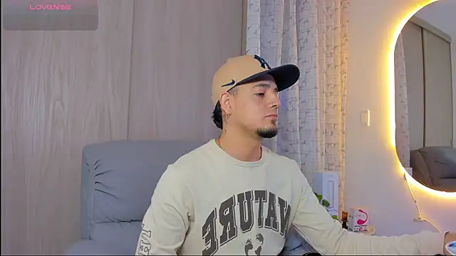 alejandro calderon1 online show from November 13, 2025, 4:00 am