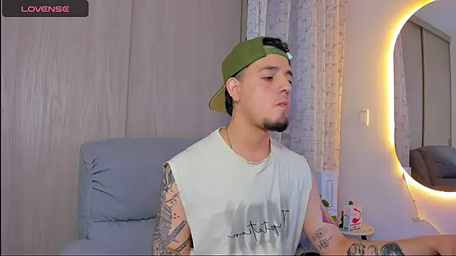 alejandro calderon1 online show from November 13, 2025, 10:08 pm