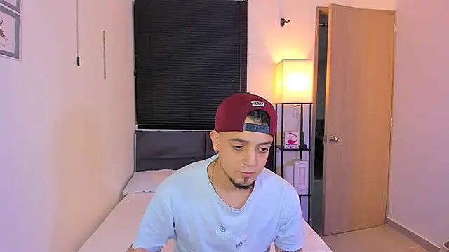 alejandro calderon1 online show from April 5, 2026, 4:53 am