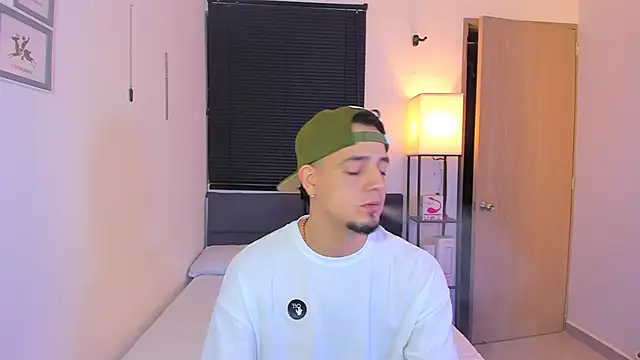 alejandro calderon1 online show from April 8, 2026, 4:45 am