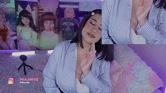 Snapshot of MiaMammie chatting on December 16, 2024, 8:52 am MiaMammie online show from December 16, 2024, 8:52 am