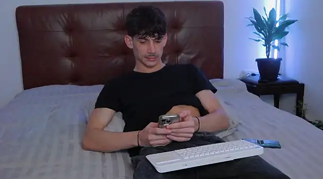 Snapshot of DanielCrush1 chatting on February 15, 2025, 3:52 am DanielCrush1 online show from February 15, 2025, 3:52 am