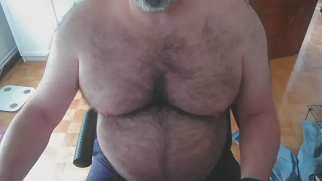 Snapshot of mikeyhotbear chatting on May 4, 2026, 4:25 pm mikeyhotbear online show from May 4, 2026, 4:25 pm